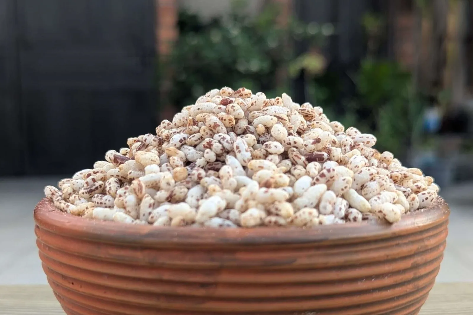 হাতে ভাজা আমন ধানের লাল মুড়ি